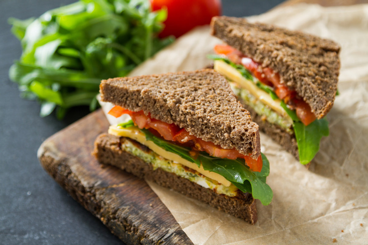 בר סנדוויצ'ים ומגשי אירוח לאירועים