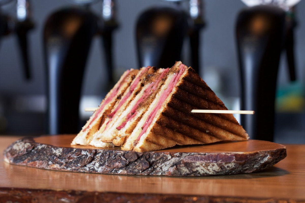 דוכן טוסט נקניק לאירועים